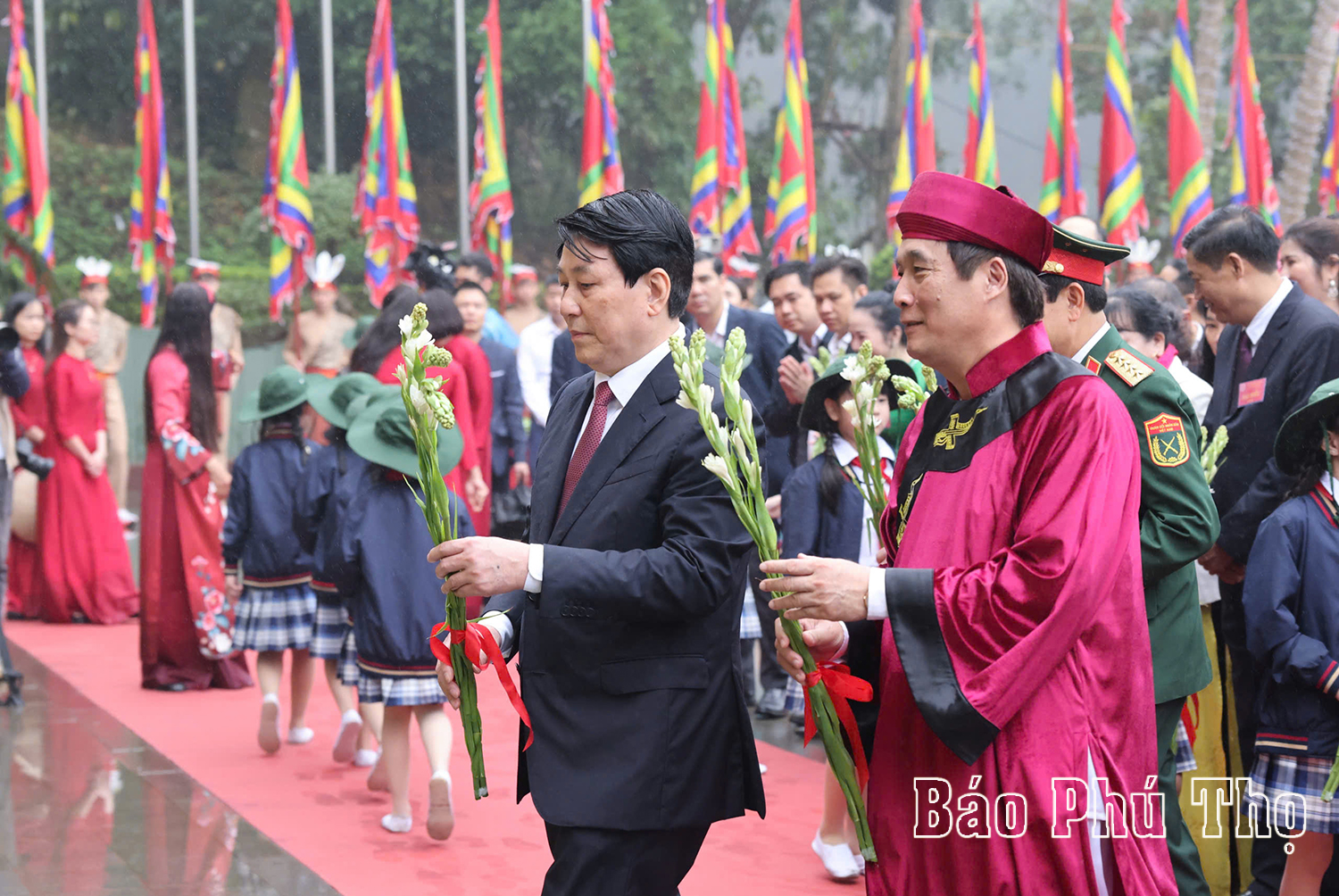 Chủ tịch nước Lương Cường dâng hương tưởng niệm các Vua Hùng Chủ tịch nước Lương Cường dâng hương tưởng niệm các Vua Hùng
