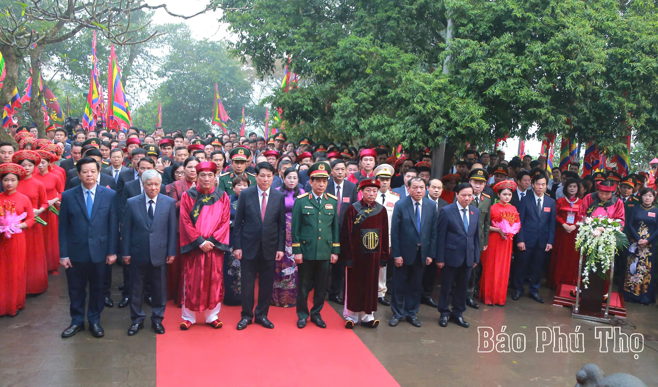 Chủ tịch nước Lương Cường dâng hương tưởng niệm các Vua Hùng Chủ tịch nước Lương Cường dâng hương tưởng niệm các Vua Hùng