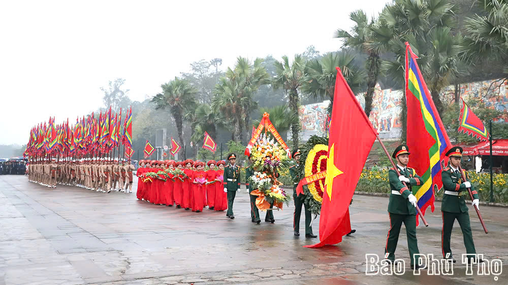 Chủ tịch nước Lương Cường dâng hương tưởng niệm các Vua Hùng Chủ tịch nước Lương Cường dâng hương tưởng niệm các Vua Hùng