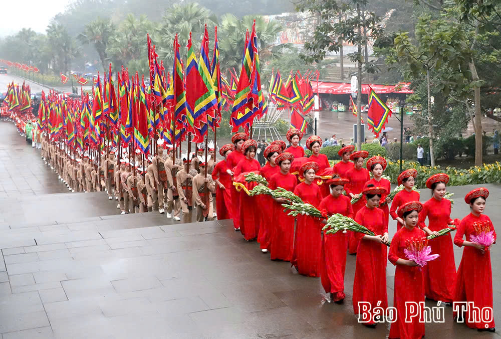 Chủ tịch nước Lương Cường dâng hương tưởng niệm các Vua Hùng Chủ tịch nước Lương Cường dâng hương tưởng niệm các Vua Hùng