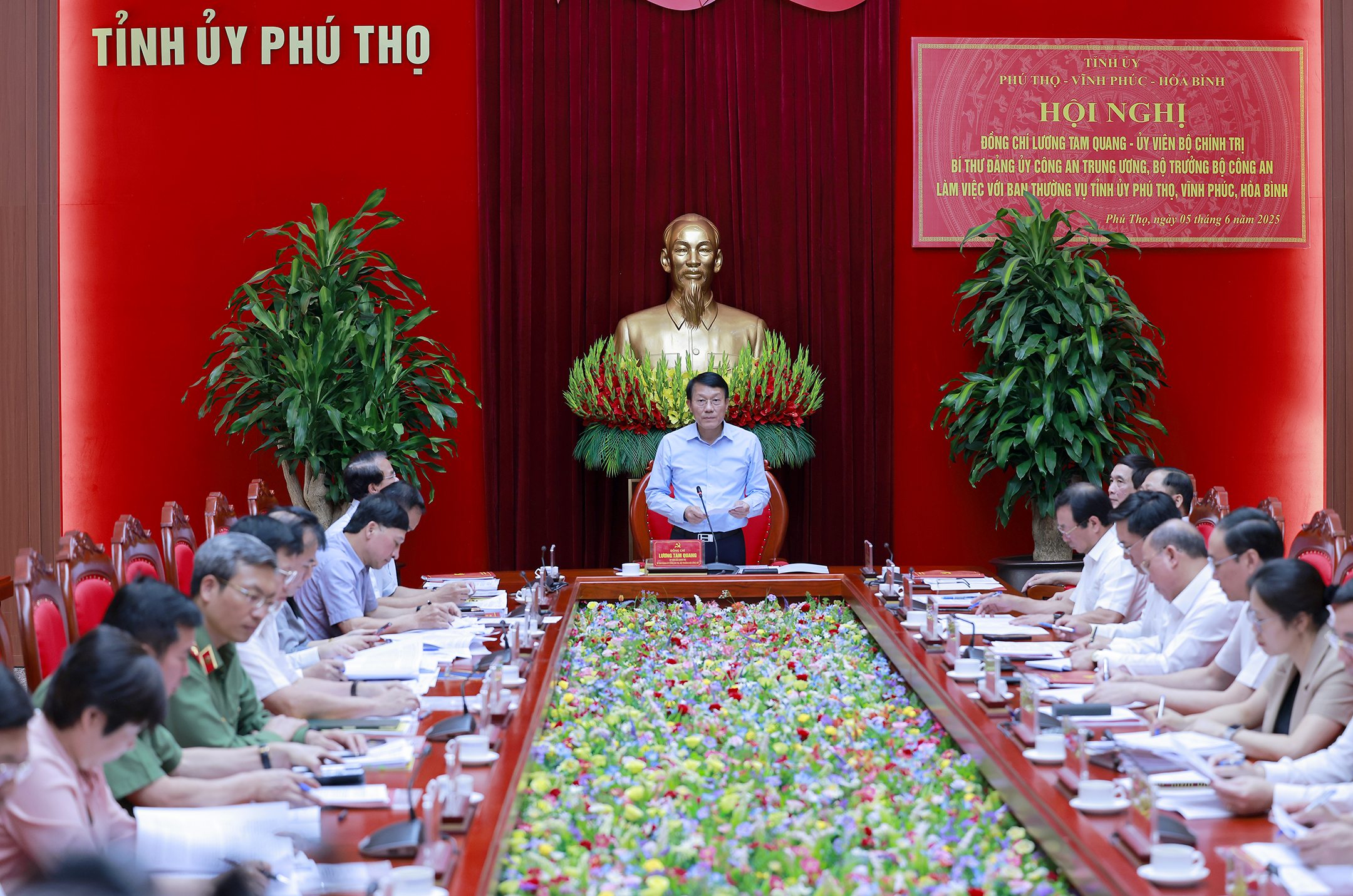 Bộ trưởng Bộ Công an Lương Tam Quang làm việc với Ban Thường vụ Tỉnh ủy Phú Thọ, Vĩnh Phúc, Hòa Bình Bộ trưởng Bộ Công an Lương Tam Quang làm việc với Ban Thường vụ Tỉnh ủy Phú Thọ, Vĩnh Phúc, Hòa Bình